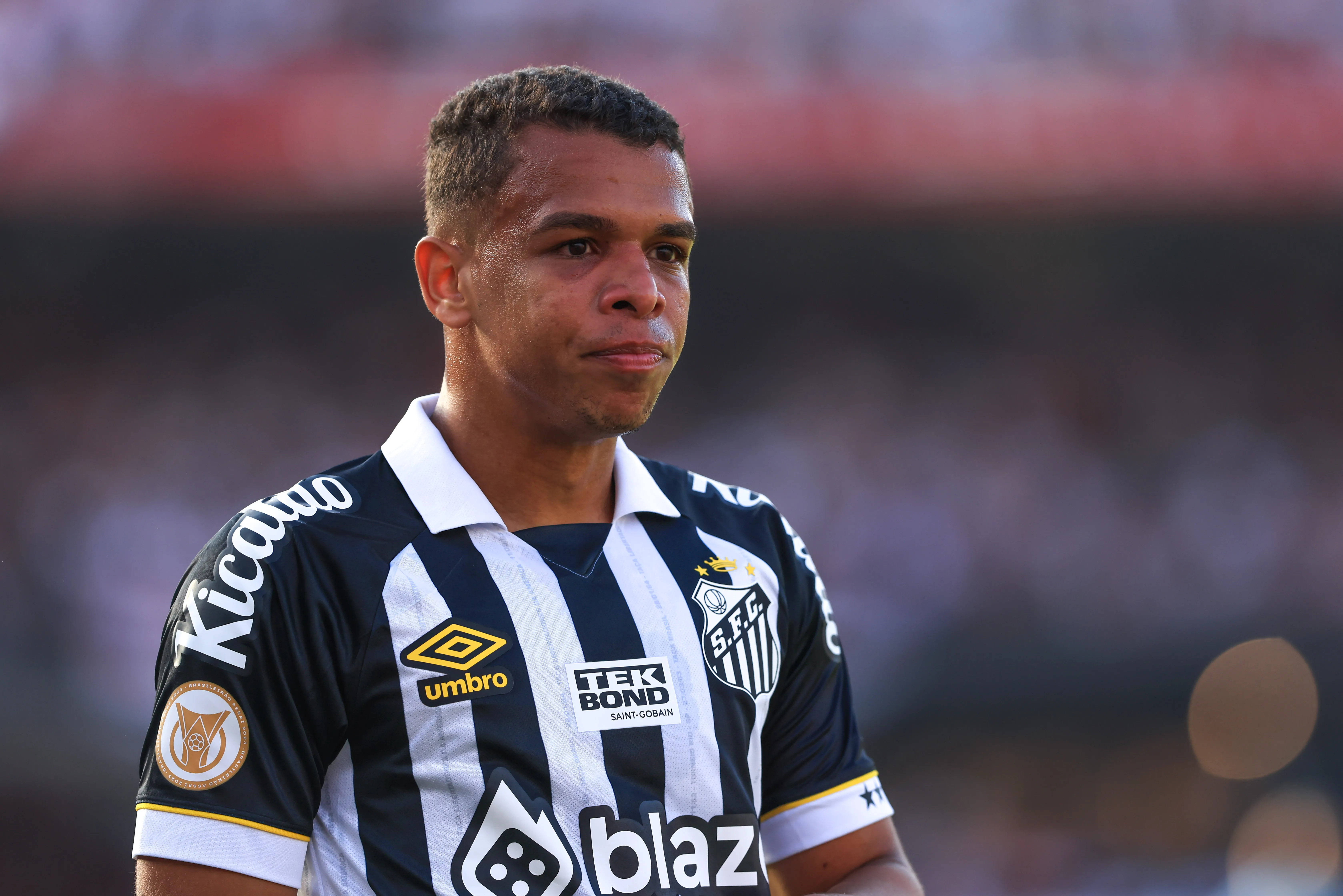 Sandry jogador do Santos durante partida contra o Sao Paulo no estadio Morumbi pelo campeonato Brasileiro A 2023. Foto: Marcello Zambrana/AGIF