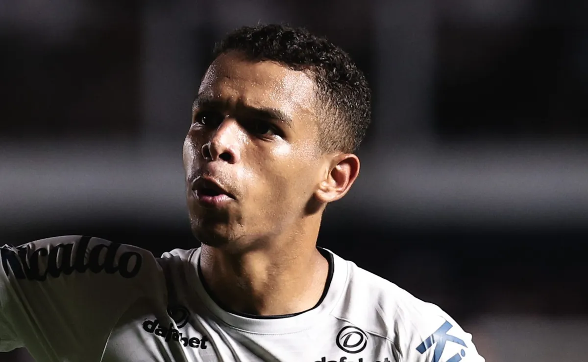 Sandry tem sumiço no Criciúma e volante gera preocupação imediata no Santos