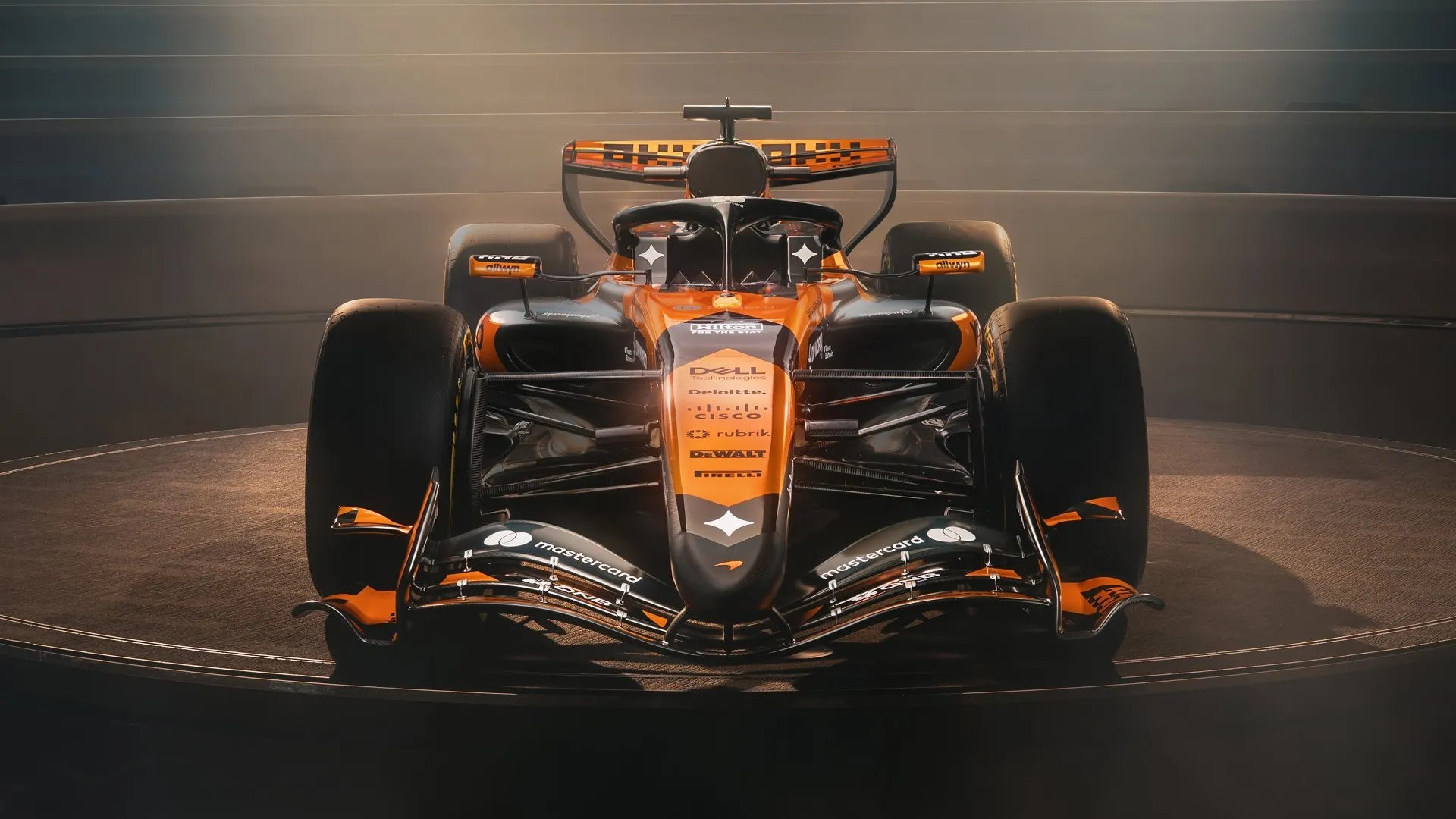 Outro ângulo da pintura da McLaren – Foto: X @McLarenF1