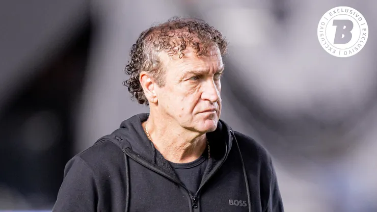 Cuca técnico do Santos durante partida na Vila Belmiro