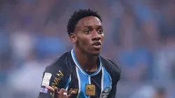 Gabriel Mec em campo com a camisa gremista.