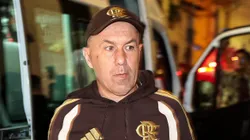 Leonardo Jardim técnico do Flamengo durante viagem com a delegação