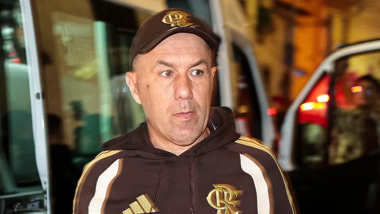 Leonardo Jardim técnico do Flamengo durante viagem com a delegação