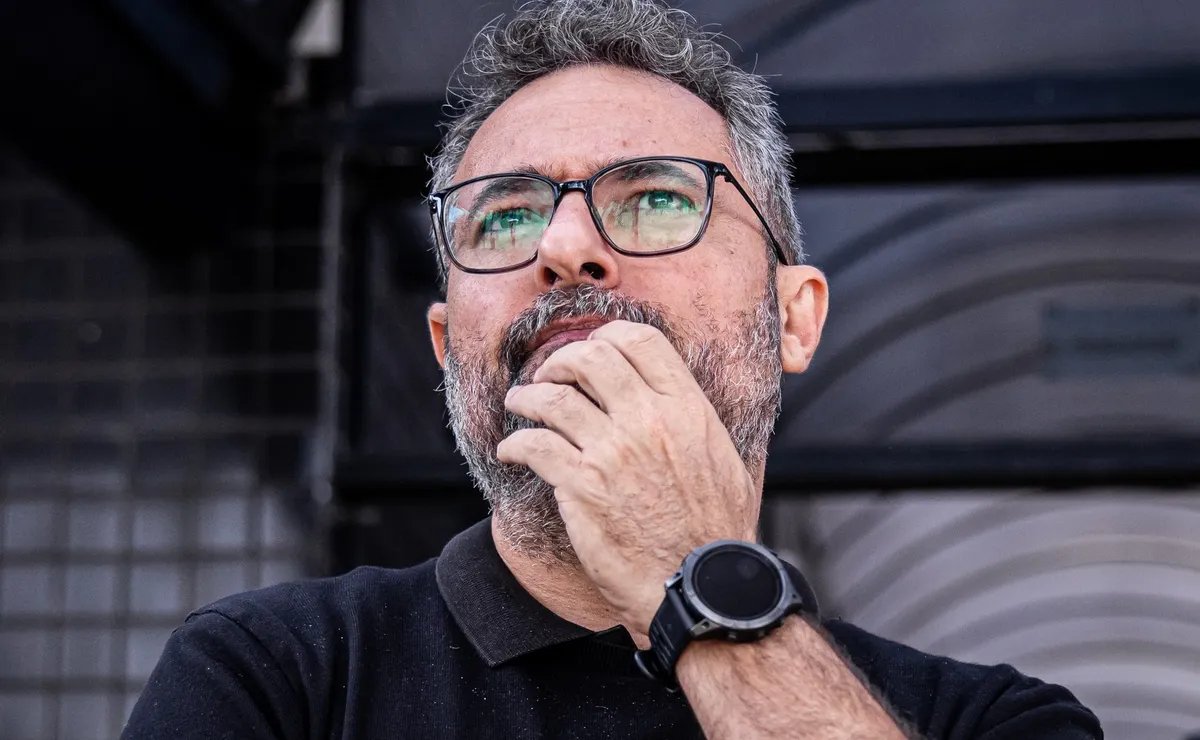 Alexandre Mattos pode buscar mais dois atacantes para o Santos em julho