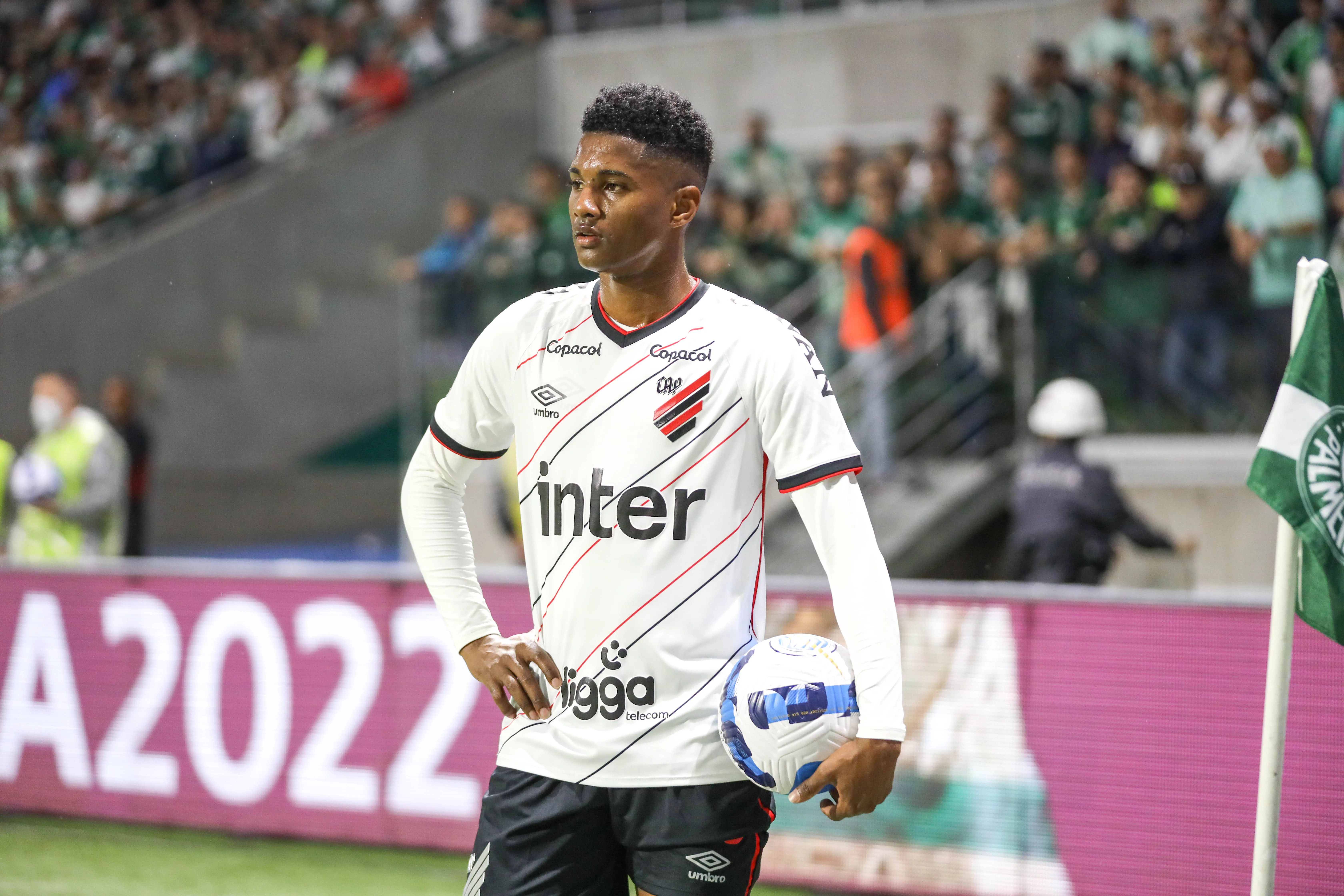 Abner se destacou com a camisa do Athletico-PR no Brasil antes de se mudar para a Europa – Foto: IMAGO / ZUMA Press Wire