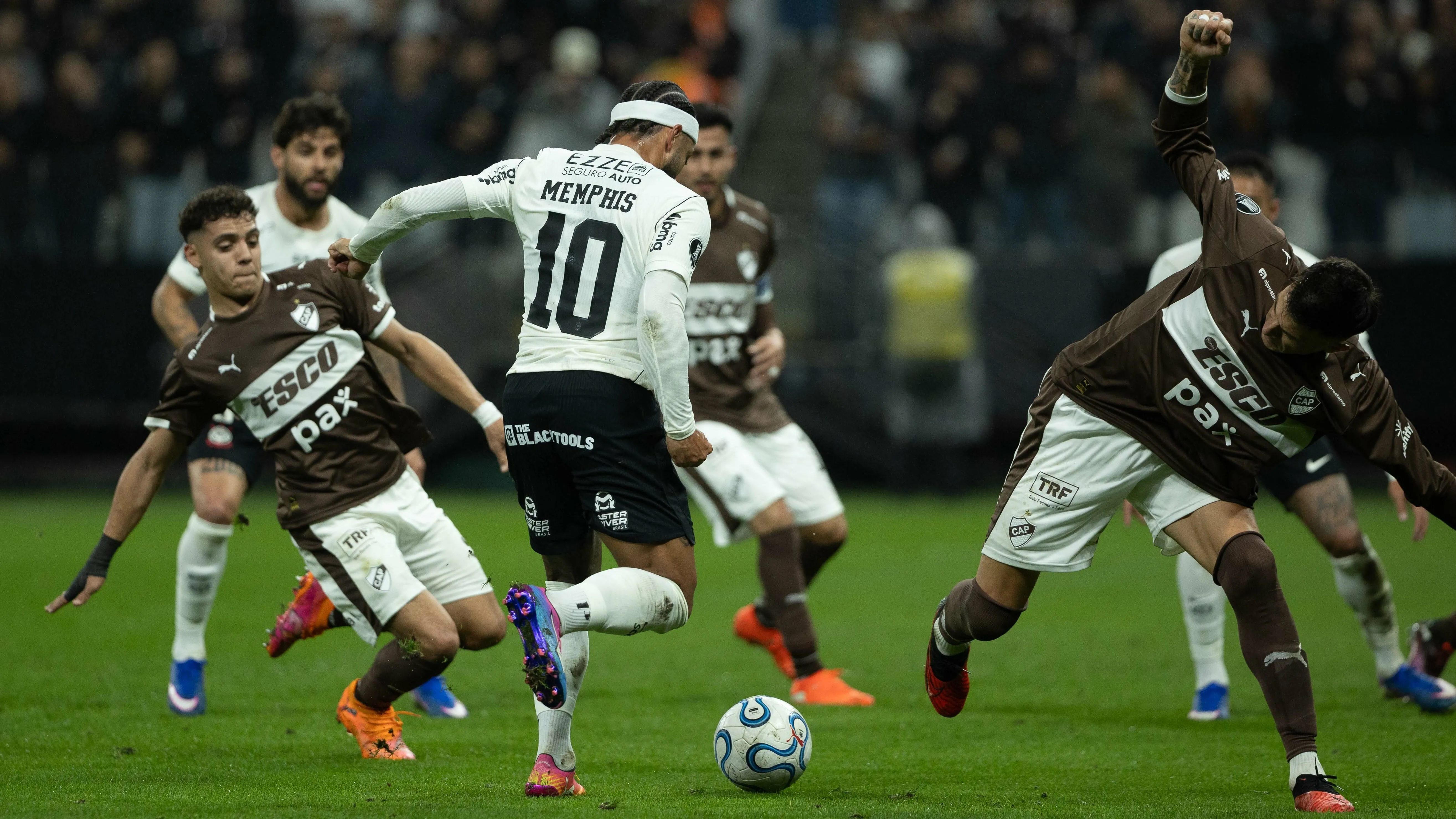 Memphis em ação pelo Timão – Foto: Joisel Amaral/AGIF