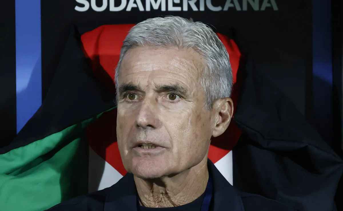 Grêmio mantém Luís Castro e demissão da comissão portuguesa custaria cerca de R$ 34 milhões