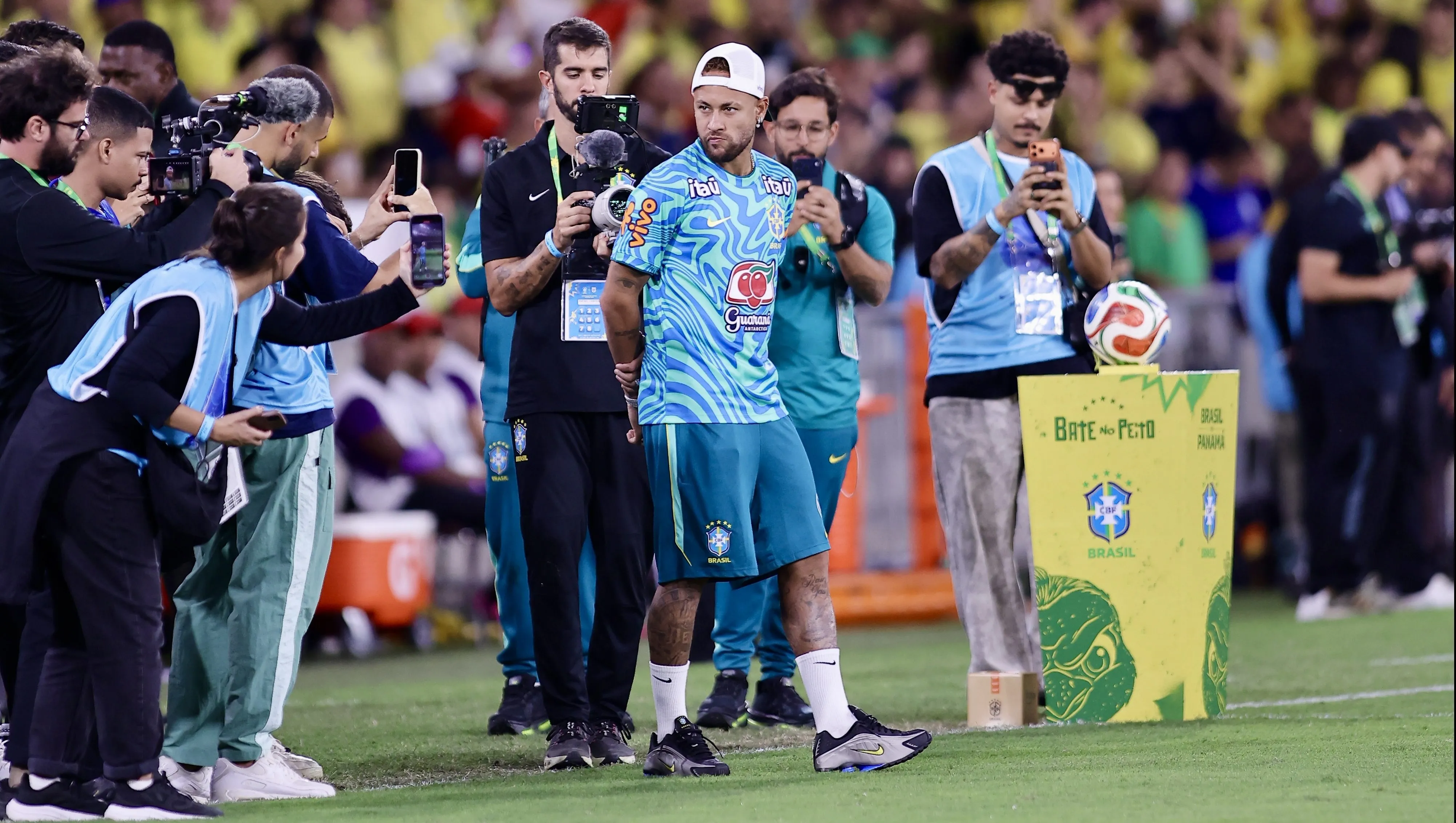 Neymar apenas assistiu ao último amistoso - Foto: Baggio Rodrigues/AGIF.