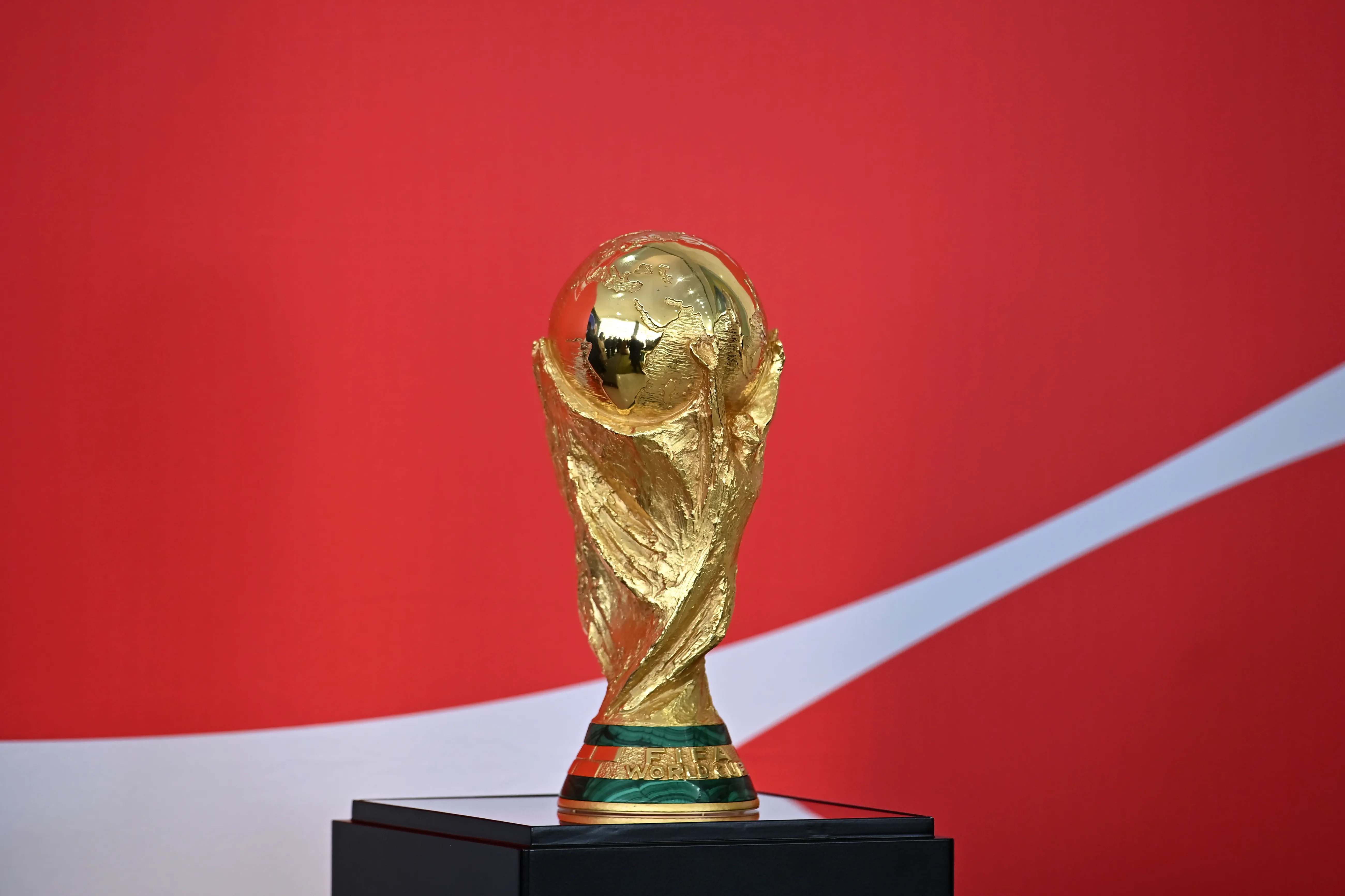 Vista do troféu da Copa do Mundo durante a FIFA Trophy Tour no Palácio do Planalto. Foto: Ton Molina/Getty Images