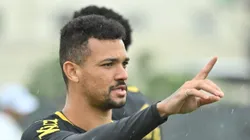 Zé Ivaldo durante treino no CT Rei Pelé.