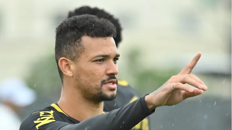 Zé Ivaldo durante treino no CT Rei Pelé.