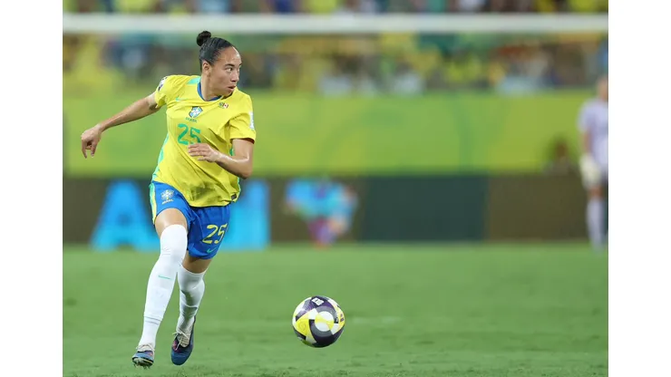 Aline Gomes com a Amarelinha. Foto: Lívia Villas Boas/CBF
