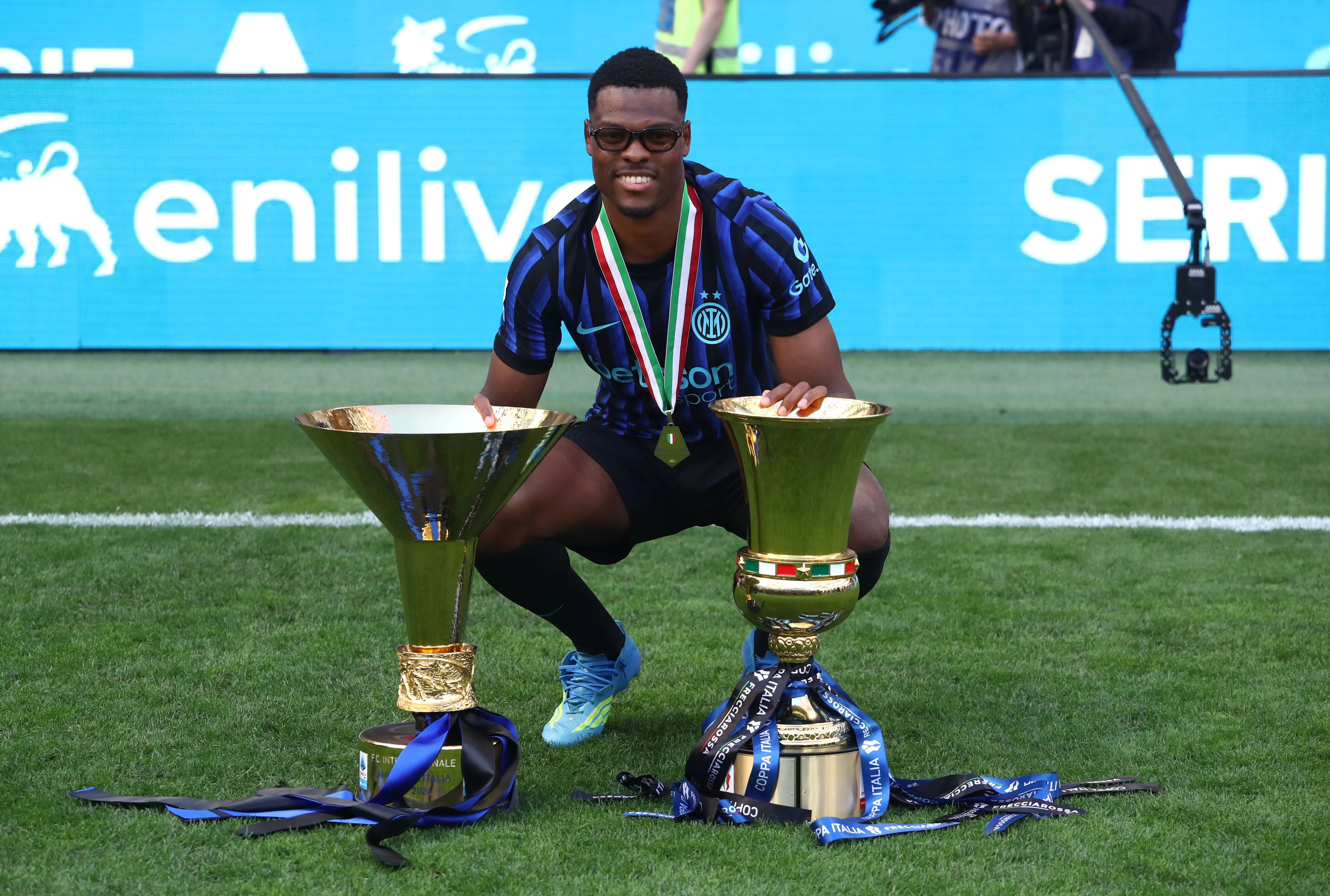 MILAN, ITALY – MAY 17: Denzel Dumfries of FC Internazionale Milano poses for a photo with the Coppa Campioni d’Italia and Coppa Italia trophies following the Serie A match between FC Internazionale and Hellas Verona FC at Giuseppe Meazza Stadium on May 17, 2026 in Milan, Italy. (Photo by Marco Luzzani/Getty Images)