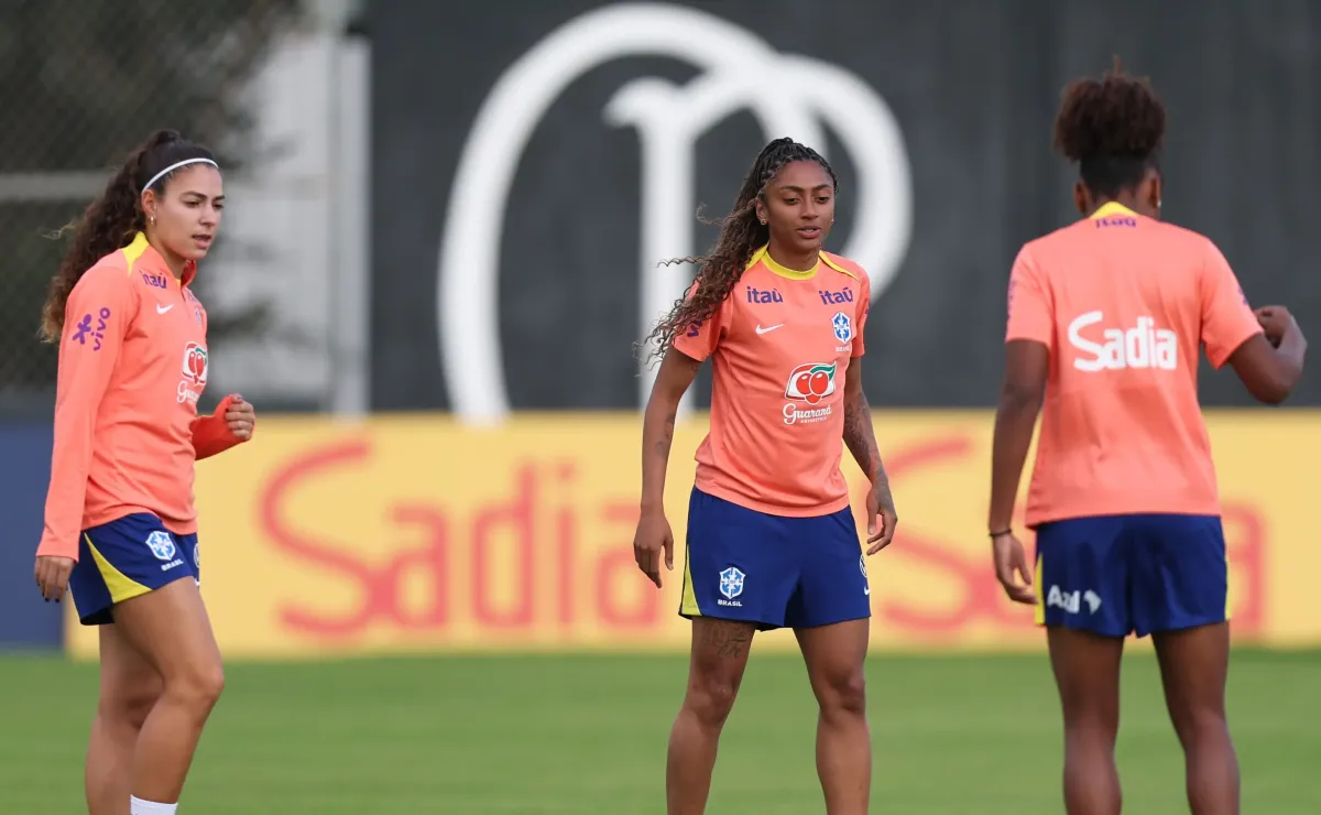 Seleção Brasileira Feminina realiza primeiro treino para amistosos contra os EUA