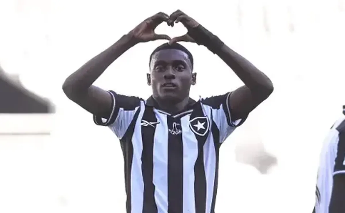 Felipe Januário renova contrato com o Botafogo depois de participar das atividades da Seleção Brasileira