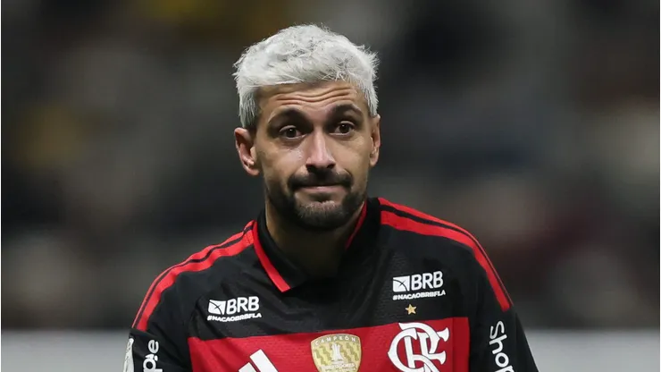 MG - BELO HORIZONTE - 26/04/2026 - BRASILEIRO A 2026, ATLETICO-MG X FLAMENGO - Arrascaeta jogador do Flamengo comemora seu gol durante partida contra o Atletico-MG no estadio Arena MRV pelo campeonato Brasileiro A 2026. Foto: Gilson Lobo/AGIF