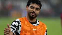 Matheus Bidu jogador do Corinthians comprimento torcedores durante partida contra o Barra. Foto: Joisel Amaral/AGIF