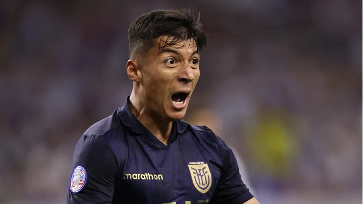 Meio-campista do Galo durante partida pelo Equador