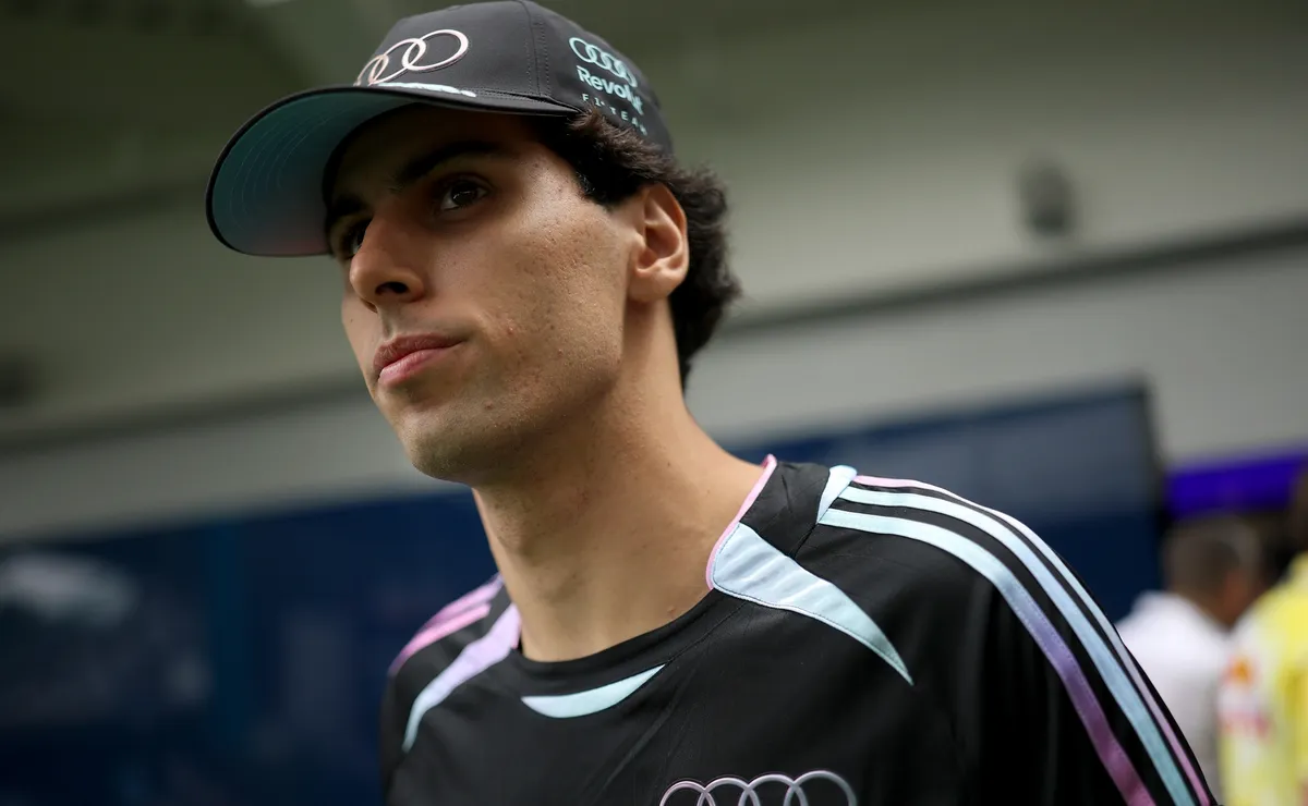 Gabriel Bortoleto admite dificuldade em lidar com comparações com Ayrton Senna: “Maior de todos os tempos”