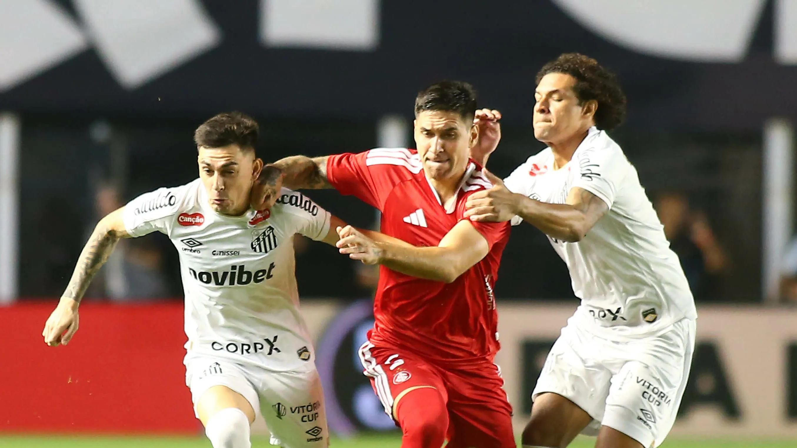 Foto: Mauricio De Souza/AGIF – Escobar em disputa de bola com jogador do Internacional.