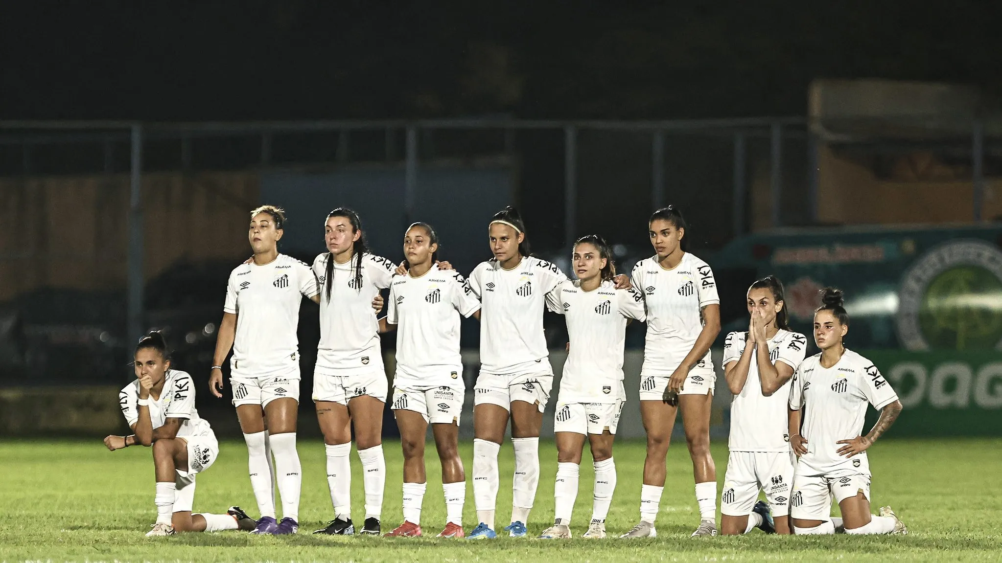 Jogadoras do Santos durante disputa de pênaltis na Copa do Brasil Feminina