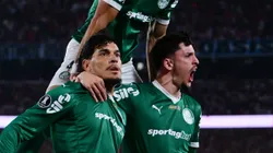 Gómez, Piquerez e Flaco comemorando gol do Verdão.