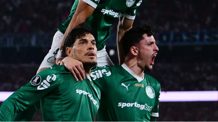 Gómez, Piquerez e Flaco comemorando gol do Verdão.