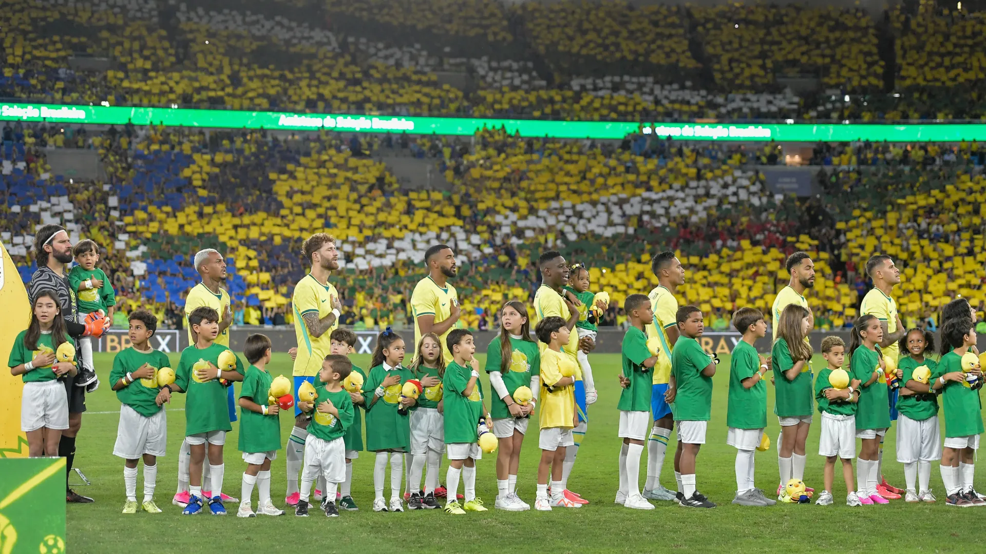 Torcedores apoiaram a Seleção Brasileira no amistoso internacional – Foto: Thiago Ribeiro/AGIF