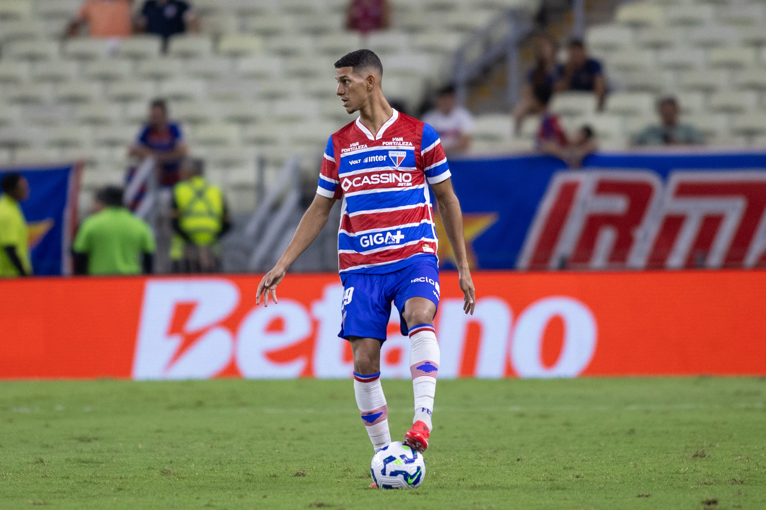 No futebol brasileiro, Gustavo Mancha se destacou com a camisa do Fortaleza – Foto: Baggio Rodrigues/AGIF