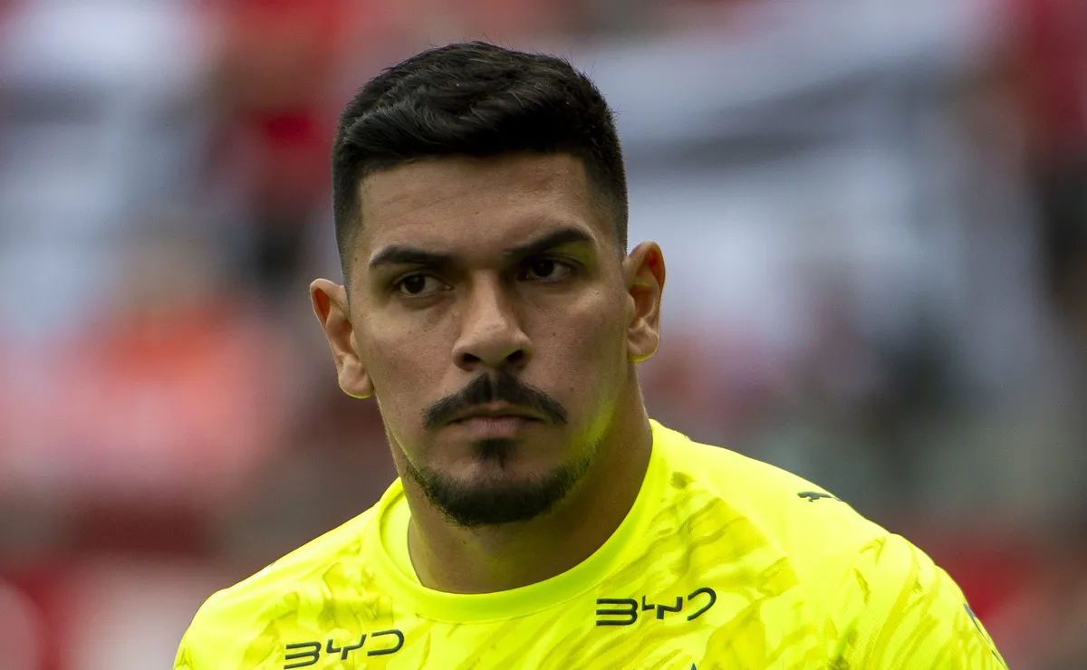 Botafogo sonda João Paulo, do Santos, e futuro do goleiro está em aberto