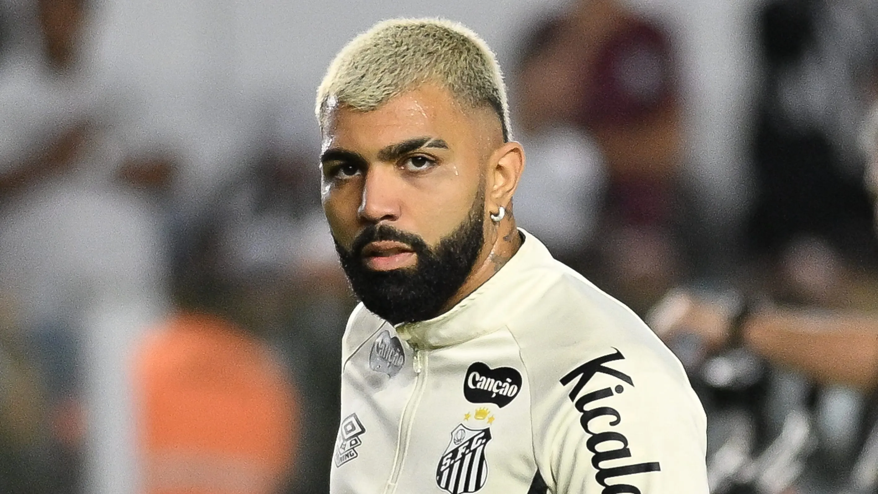Gabigol jogador do Santos durante aquecimento antes da partida contra o Vitoria no estadio Vila Belmiro pelo campeonato Brasileiro A 2026. Foto: Jota Erre/AGIF