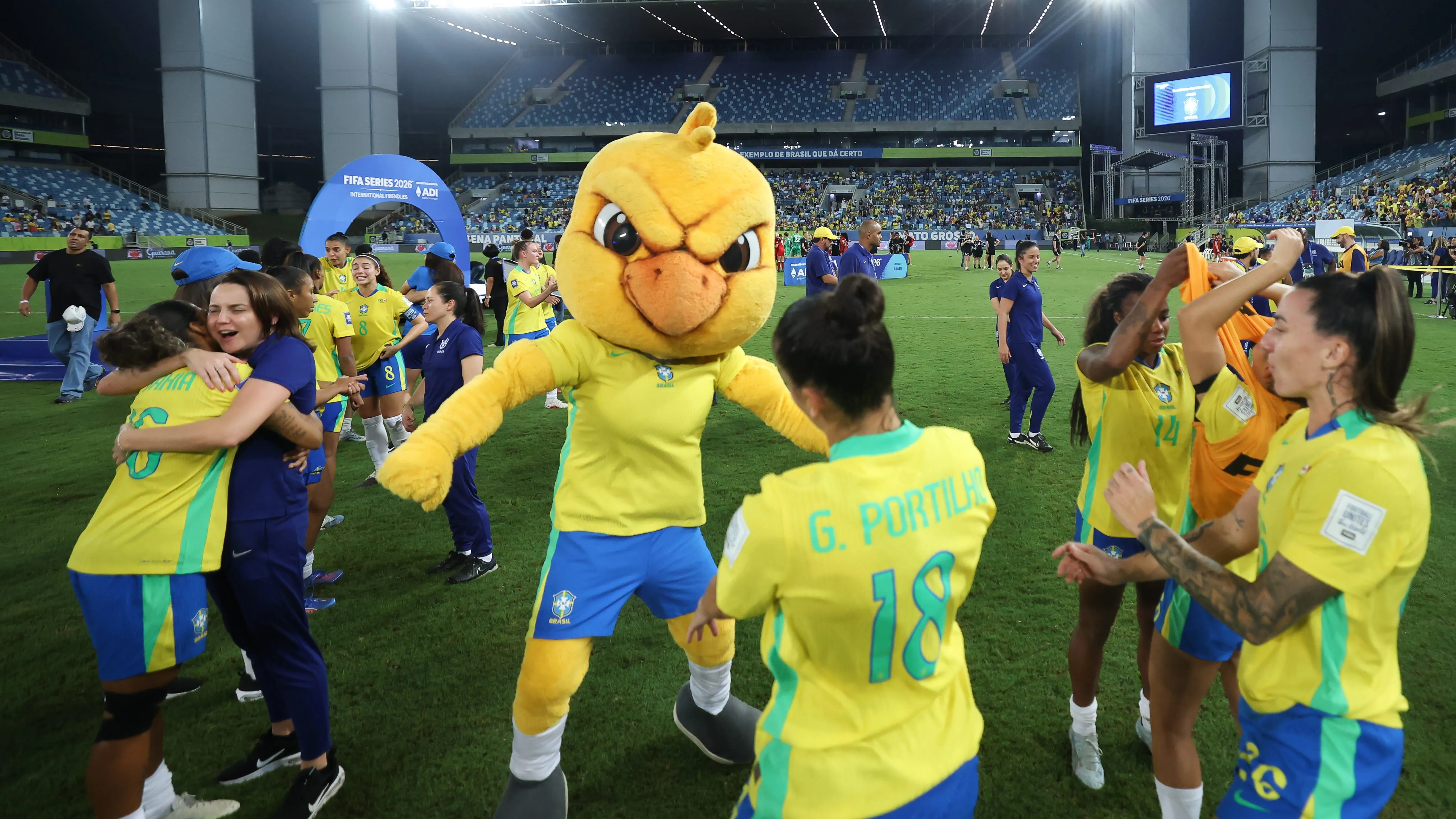Jogadoras da Seleção Feminina com mascote Canarinho