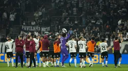 Jogadores do Corinthians comemoram vitória ao final da partida contra o Barra. Foto: Joisel Amaral/AGIF