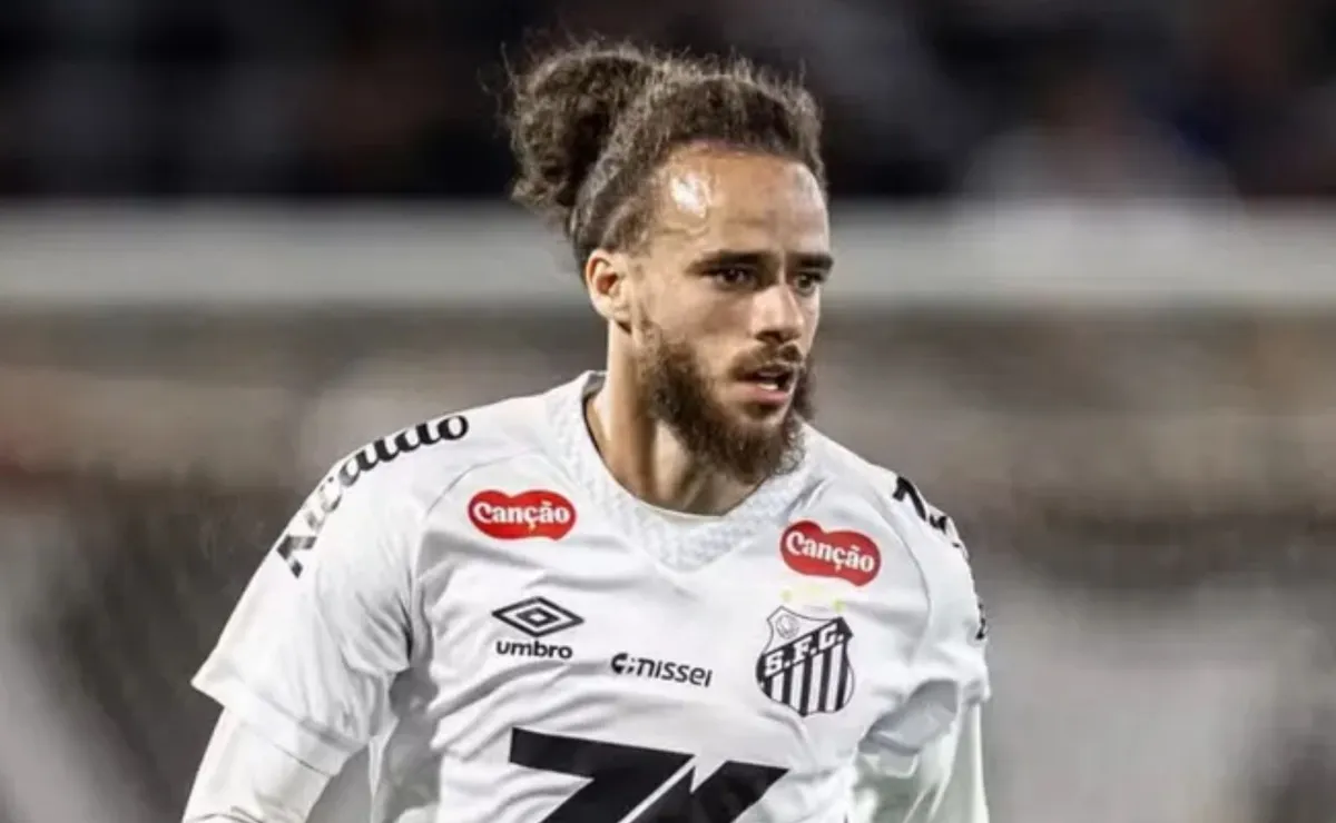 Santos encaminha rescisão contratual com atacante Billal Brahimi