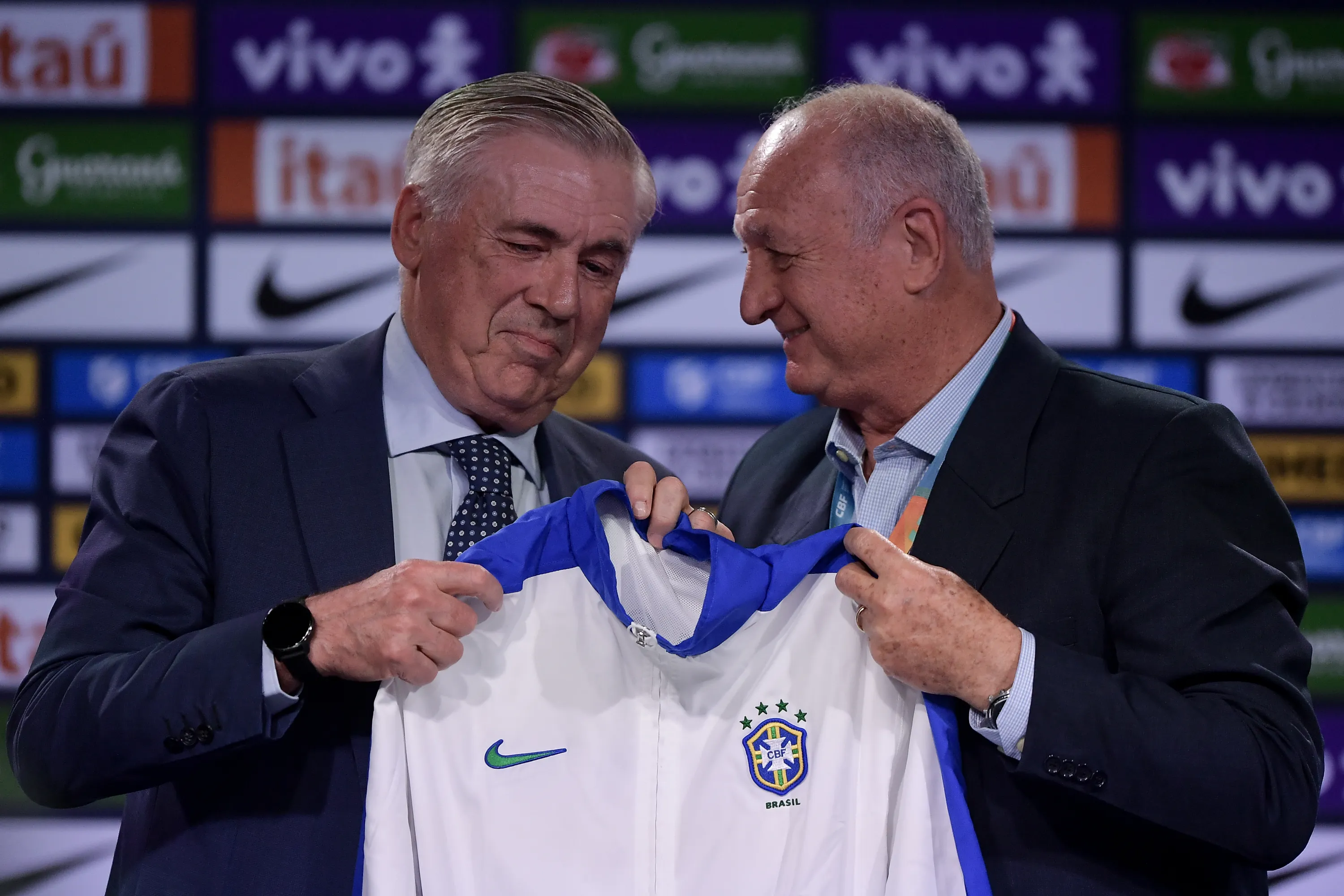 RJ – RIO DE JANEIRO – 26/05/2025 – SELECAO BRASILEIRA, CARLO ANCELOTTI CONVOCACAO – Carlo Ancelotti italiano tecnico da Selecao Brasileira e  Felipao ex tecnico do Brasil na convocao dos jogadores para os jogos diante de Equador e Paraguai, nos proximos dias 5 e 10, pelas Eliminatorias Sul-Americanas para a Copa do Mundo de 2026, evento realizado no Hotel Hotel Gran Hyatt na Barra da Tijuca, Zona Oeste do Rio de Janeiro, nesta segunda (26). Foto: Thiago Ribeiro/AGIF