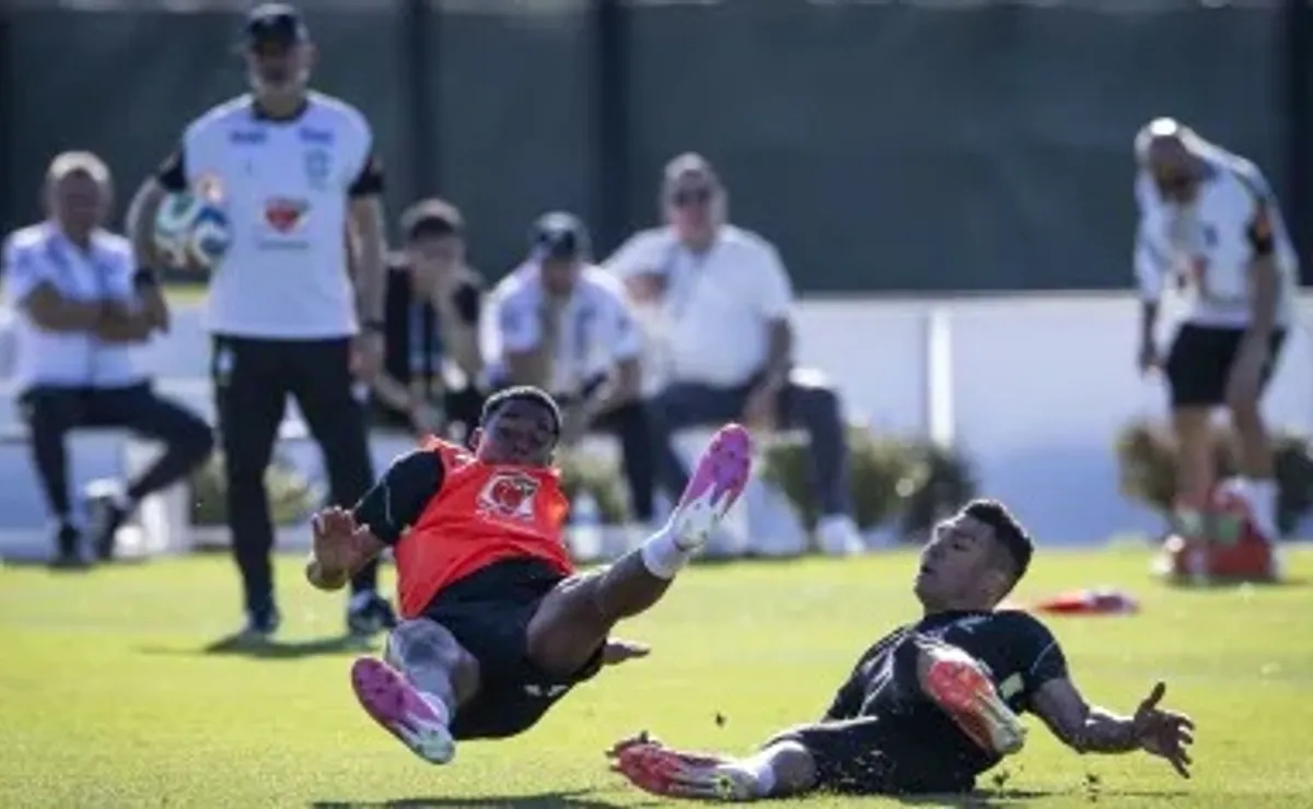 Ex-Palmeiras, Endrick sofre forte entrada de Casemiro e lance viraliza; confira o vídeo