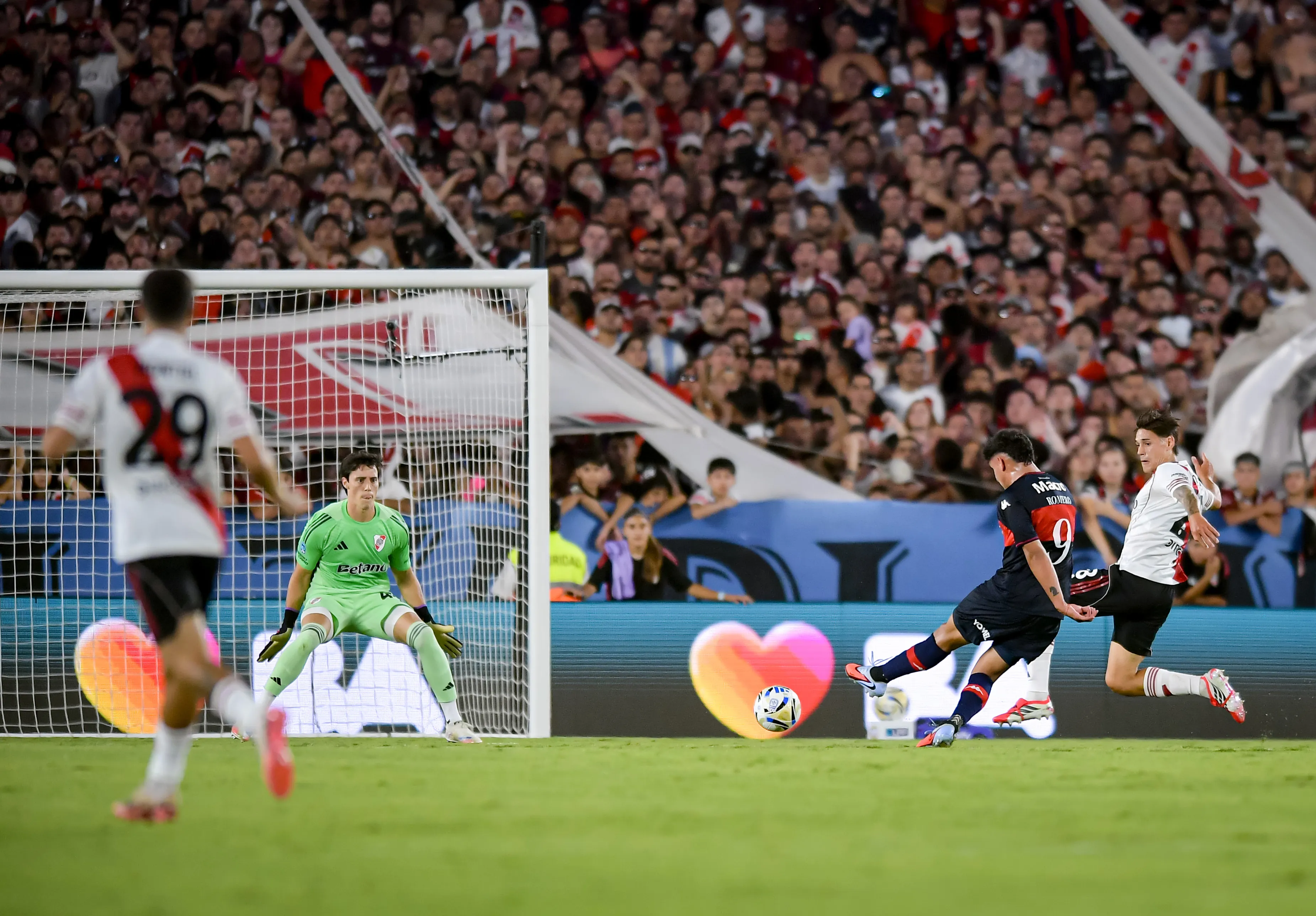 David Romero marcando contra o River, no Monumental, em 2026. Foto: Marcelo Endelli/Getty Images.