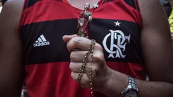 Torcedor segura uma imagem de São Judas Tadeu e um terço após a vitória do Flamengo contra o Al Hilal, pela semifinal do Mundial de Clubes 2019. Foto: Bárbara Dias/AGIF