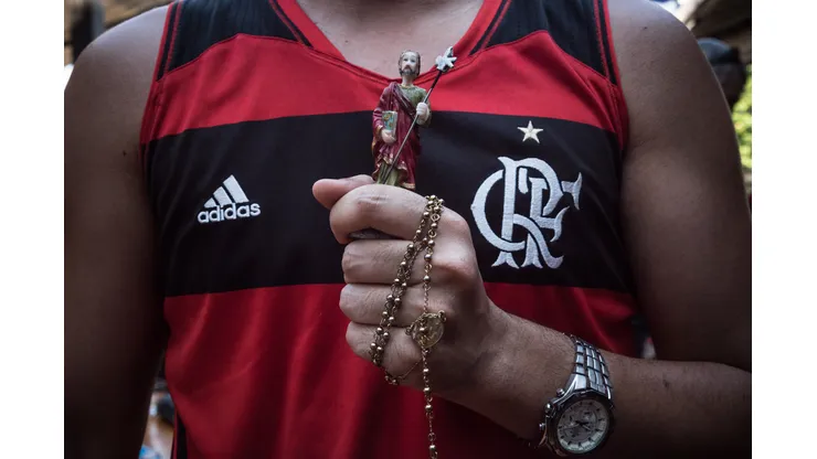 Torcedor segura uma imagem de São Judas Tadeu e um terço após a vitória do Flamengo contra o Al Hilal, pela semifinal do Mundial de Clubes 2019. Foto: Bárbara Dias/AGIF