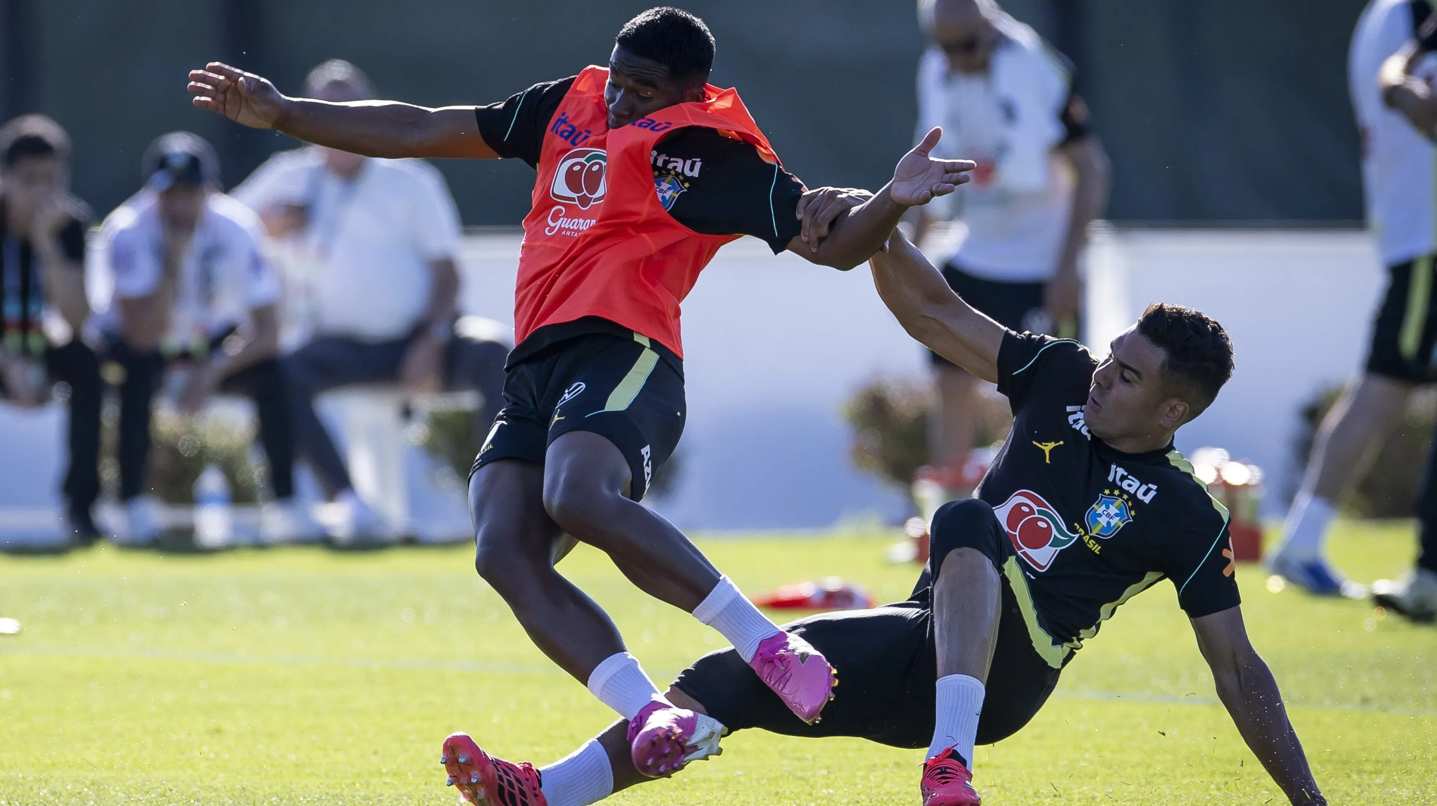Casemiro dá carrinho forte em Endrick - Foto: Ira L. Black/Getty Image