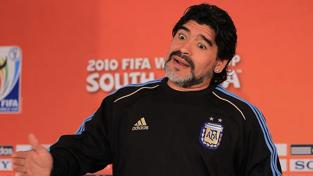 Diego Maradona comandou a última vitória da Argentina sobre um Campeão Mundial, justamente contra o Brasil (Photo by Chris McGrath/Getty Images)