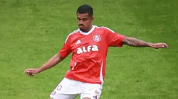 Clayton Sampaio jogador do Internacional durante partida contra o Vitoria no estadio Beira-Rio pelo campeonato Brasileiro A 2025. Foto: Maxi Franzoi/AGIF