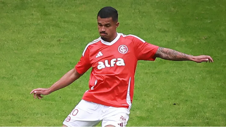 Clayton Sampaio jogador do Internacional durante partida contra o Vitoria no estadio Beira-Rio pelo campeonato Brasileiro A 2025. Foto: Maxi Franzoi/AGIF