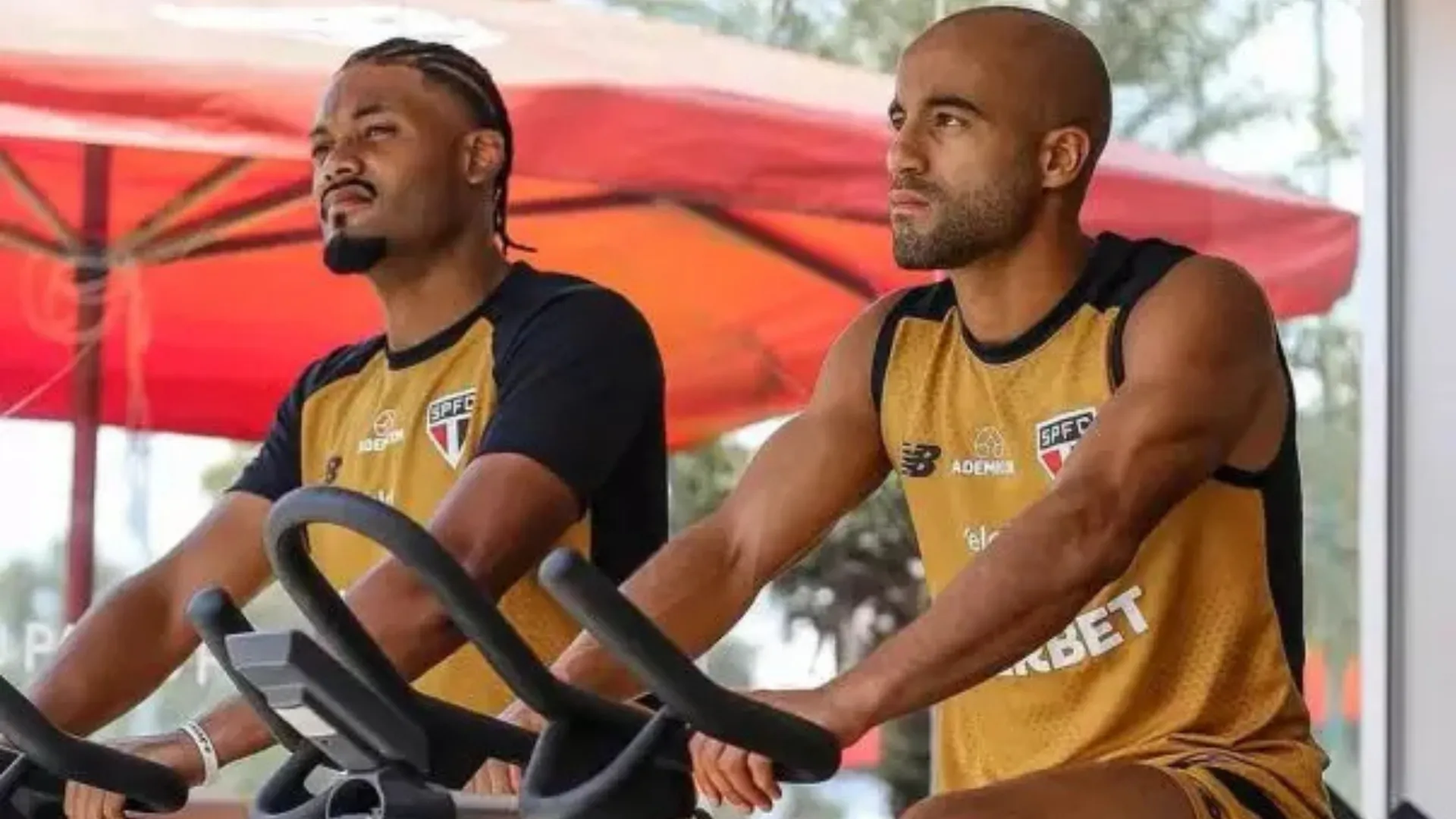 Sabino e Lucas Moura durante atividade na academia – Foto: Erico Leonan / São Paulo FC