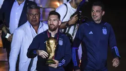 Messi com o troféu de campeão no Catar. Foto: Marcelo Endelli/Getty Images