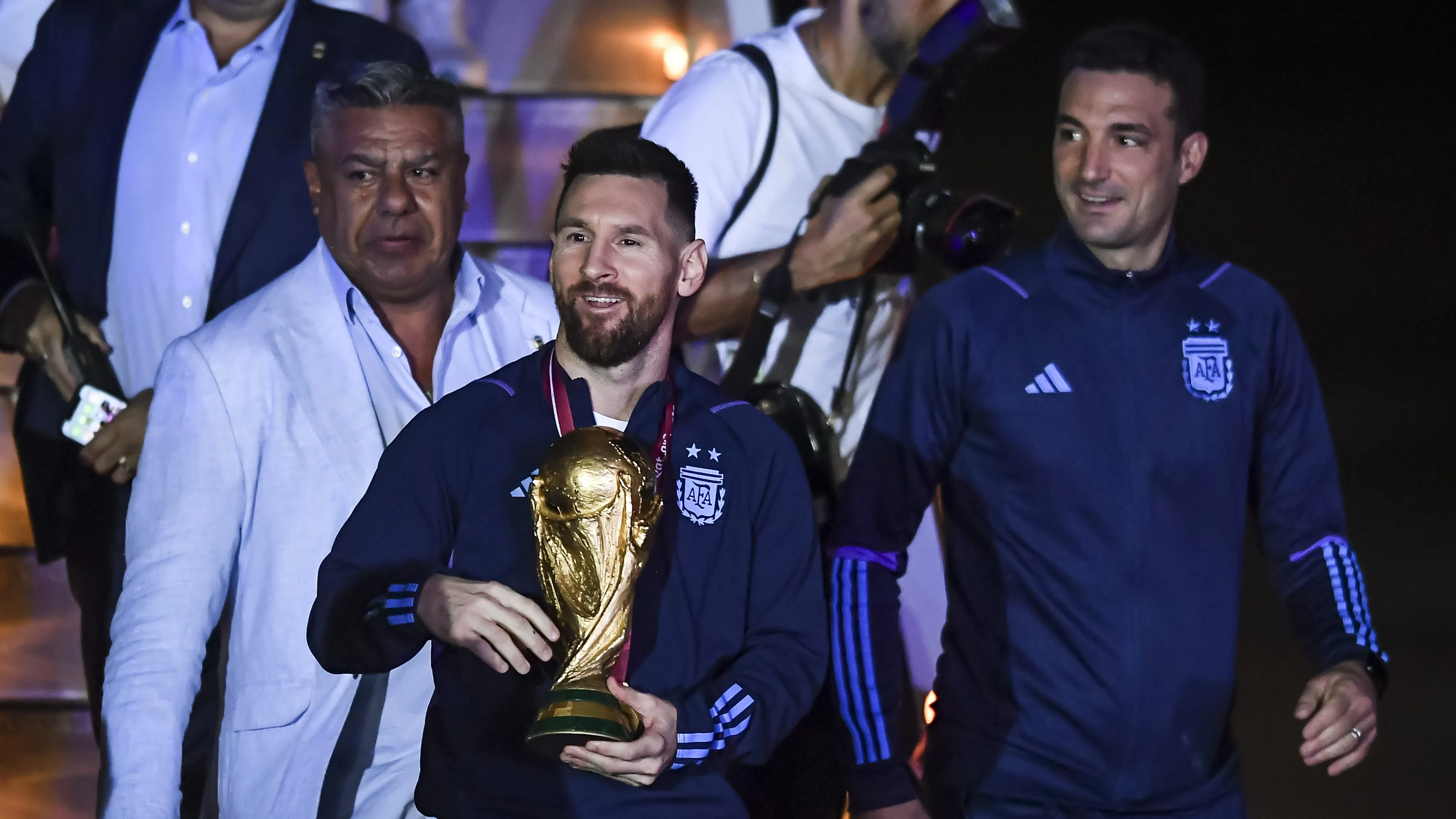 Lionel Messi com a taça na Copa de 2022. (Photo by Marcelo Endelli/Getty Images)