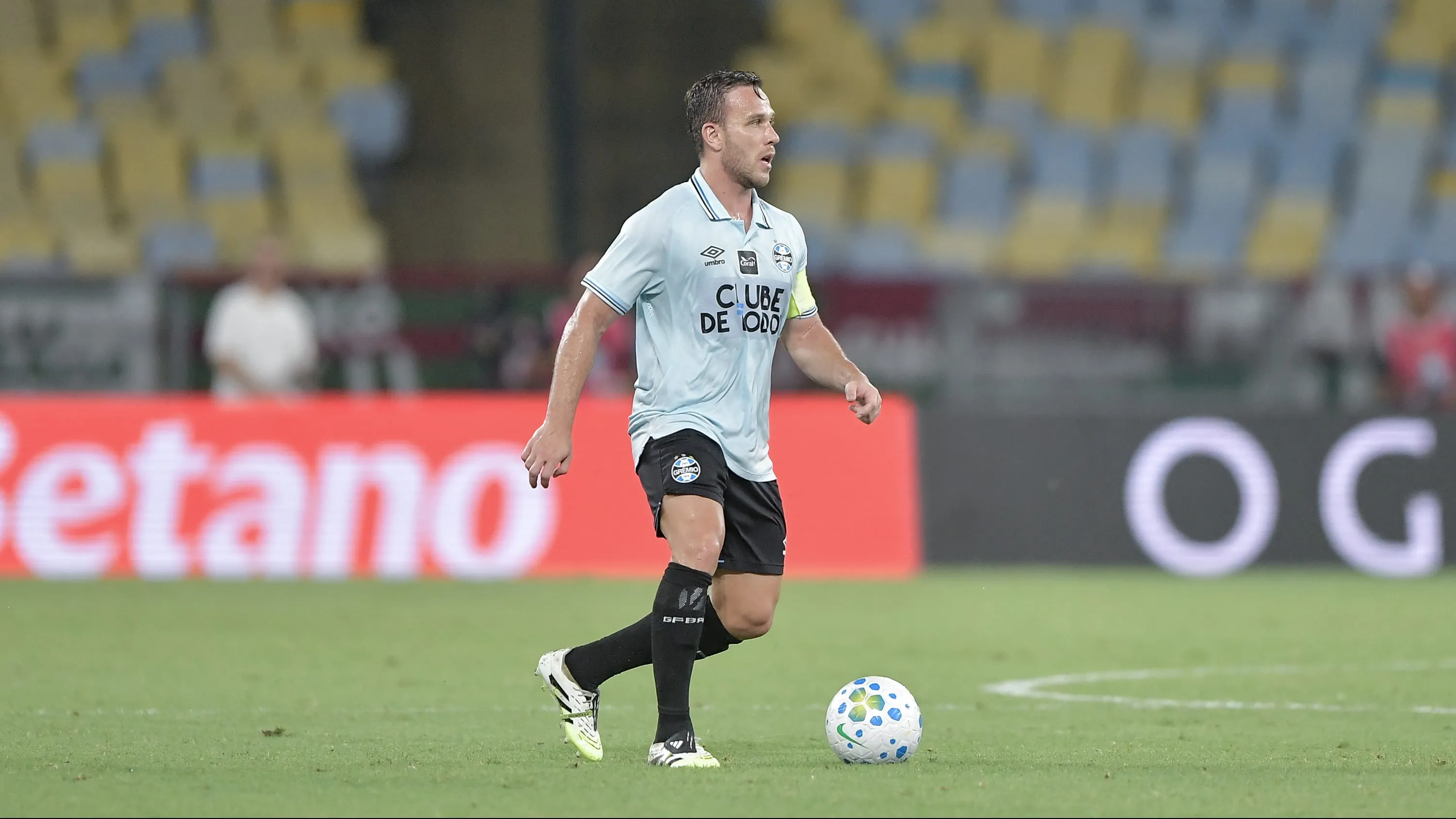 Arthur é uma alternativa que agrada ao Fluminense - Foto: Thiago Ribeiro/AGIF.