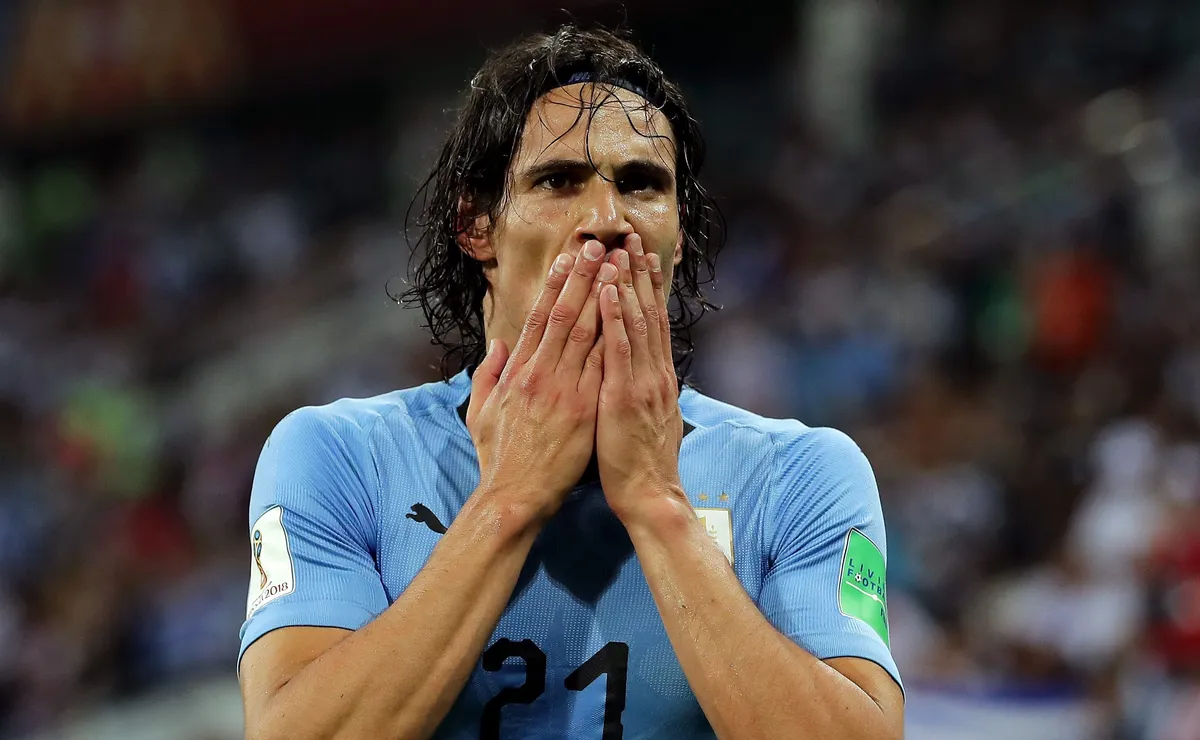Fora da Copa do Mundo, Cavani passará por cirurgia na coluna; aposentadoria está descartada