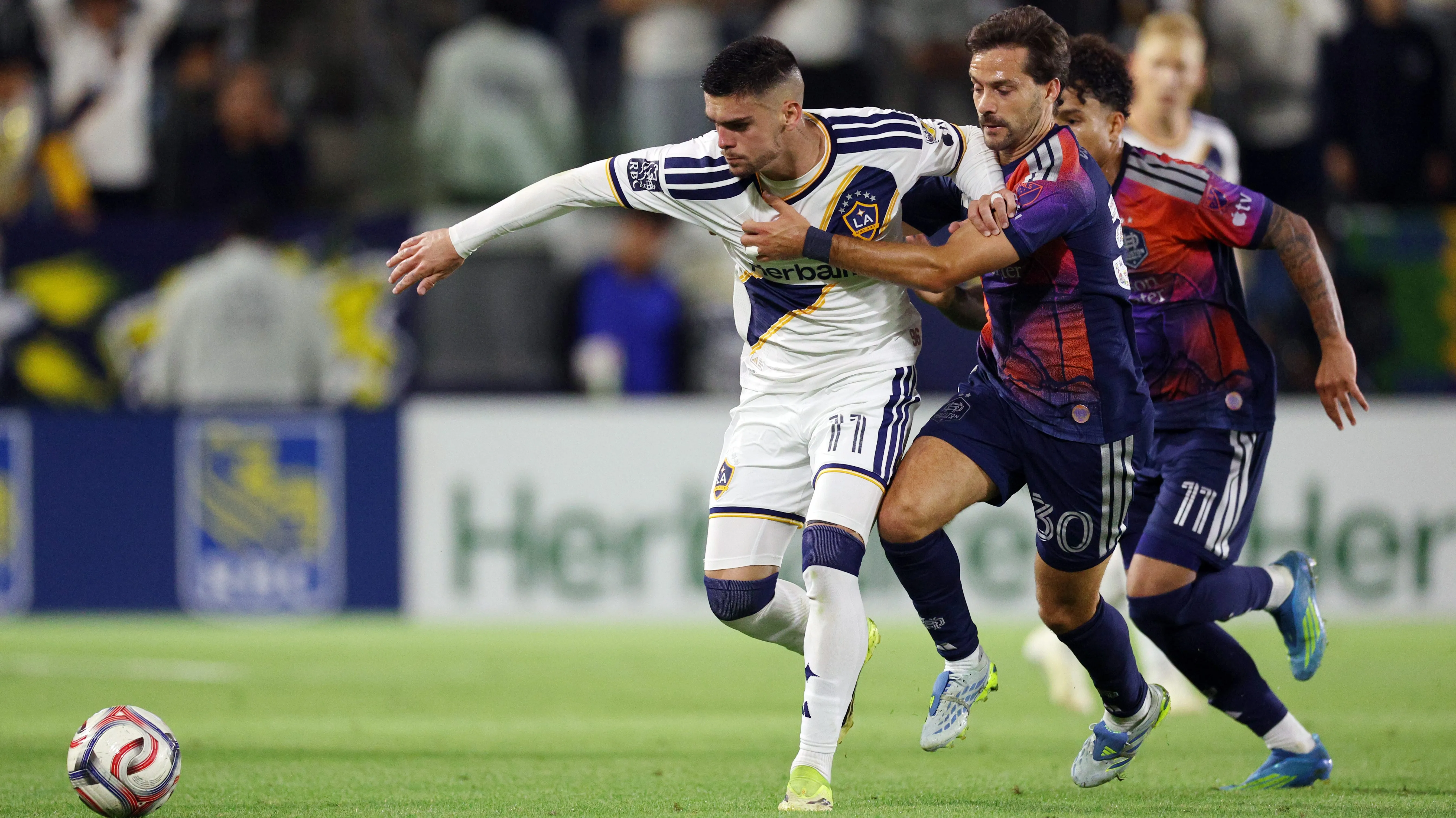 Gabriel Pec pelo LA Galaxy. (Photo by Kevork Djansezian/Getty Images)