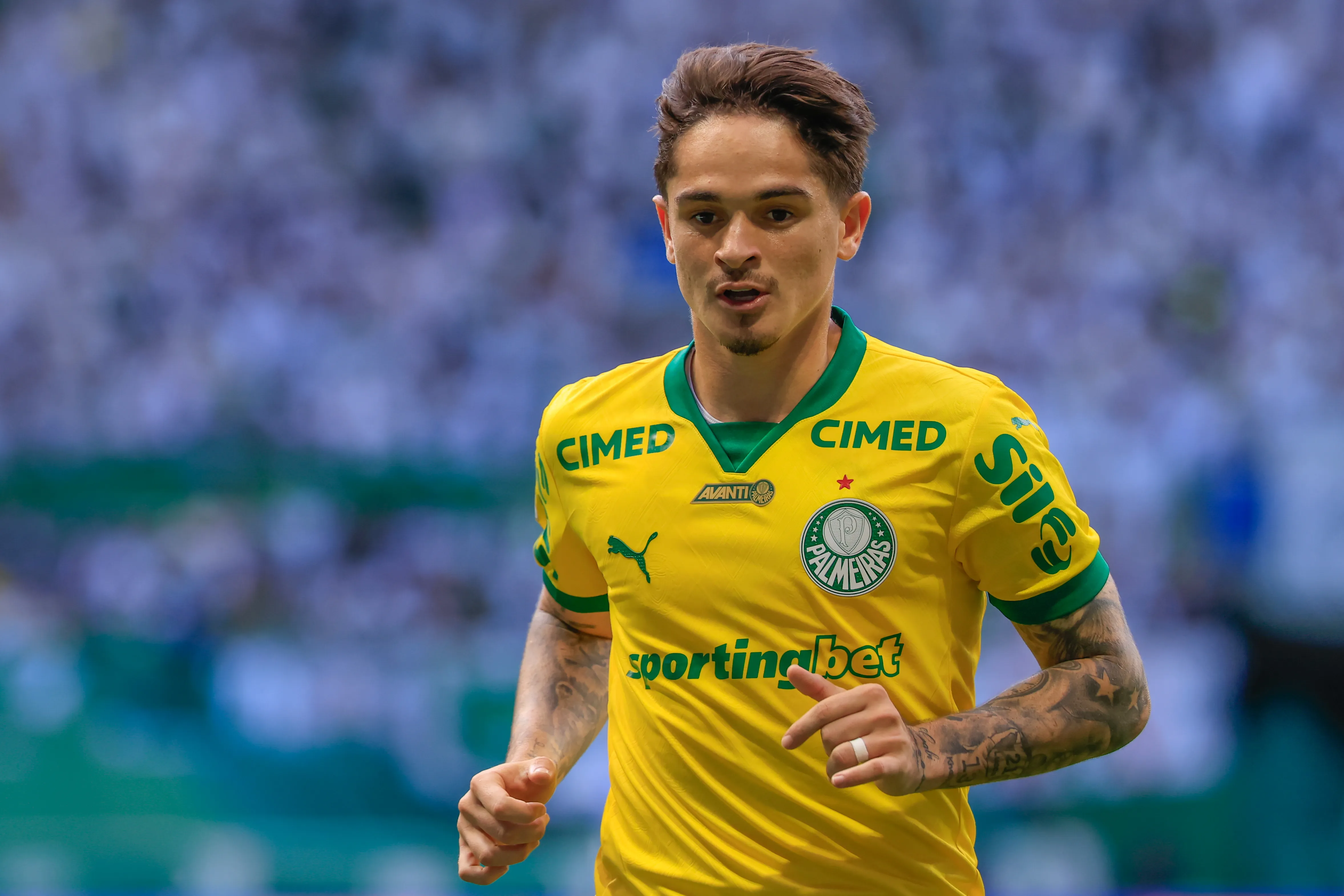 Sem moral no Palmeiras com Abel Ferreira, Khellven pode ser envolvido em troca com o Vasco – Foto: Marcello Zambrana/AGIF